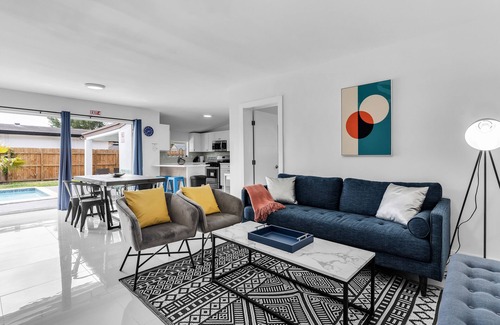 Driftwood House | Modern Getaway 4BRs House with Pool and Game Room