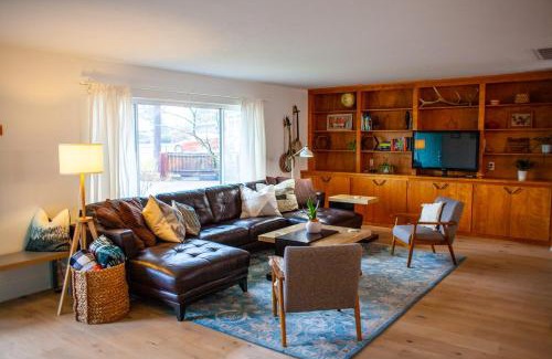 The Dalles House | Modern Gorge Lodge