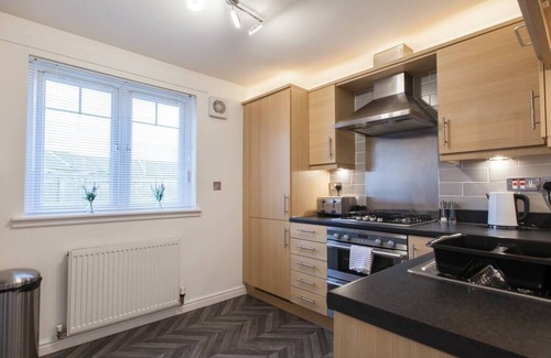 Duloch Apartment | Modern ground floor 2 bedroom apartment, 76MB WiFi and Sky Cinema/Sports