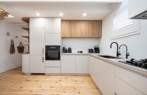 Fitzroy House | Modern Haven in Vibey Fitzroy Walk to shops