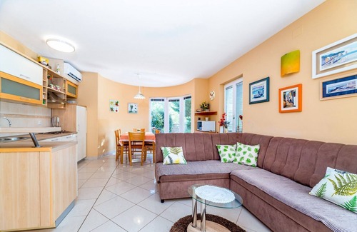 Baska Apartment | Modern holiday flat with garden, deckchair, WiFi, air conditioning