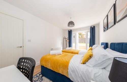 Luton Apartment | Modern home, Contractors friendly with 2 free parking spaces