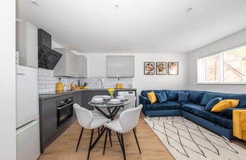 Luton Apartment | Modern home, Contractors friendly with 2 free parking spaces