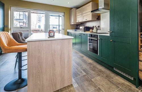 Hull House | Modern home in the Hull Marina