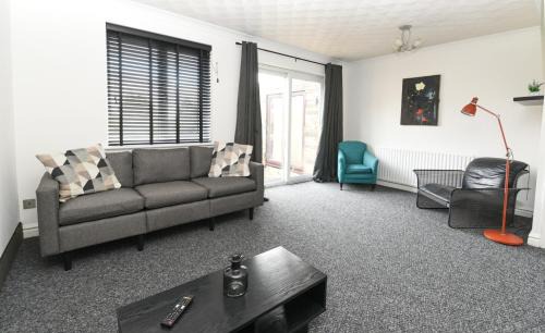 Barnsley Apartment | Modern Home in Royston, Free Off-Street Parking, Perfect for Families, Contractors & Work
