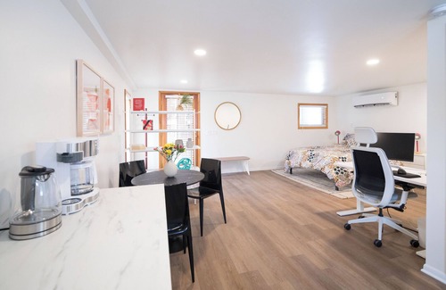 Bryant Pattengill East Apartment | Modern home in the oaks