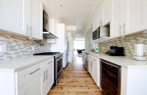 Hill East House | MODERN HOME NEAR CAPITOL HILL - Walk to METRO subway