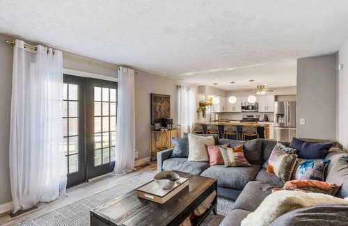 Parkdale House | Modern home near highways, king beds, ping pong table