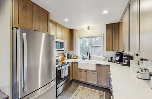 East Stroudsburg House | Modern home w/private hot tub, community pool, deck, game room + near lakes