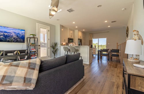 Glen Rose House | Modern house only minutes away from Fossil Rim Wildlife Center & Dinosaur Park.n