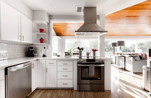 Manzanita House | Modern Huge Deck Wood Stove Pet-Friendly
