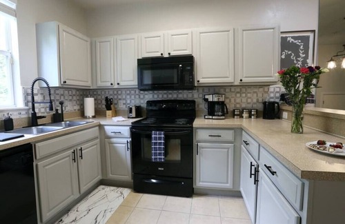 Gainesville Condo | Modern Industrial Suite ⚙️ Updated 2BD Condo
