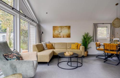 Epe House | Modern ingericht chalet op groen park op de Veluwe