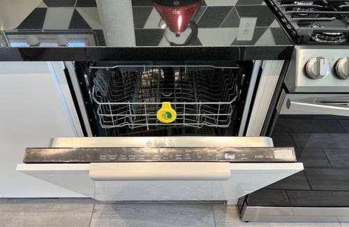 Paradise House | Modern! - Just Remodeled! - Close to Everything! - Pet Friendly! -