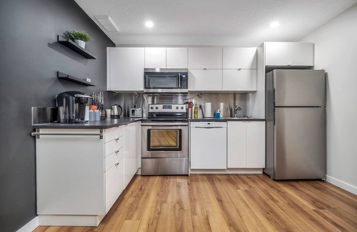 Lethbridge Apartment | Modern King Suite with 1 bedroom + sofa bed West Lethbridge