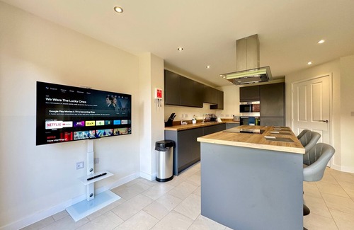 Doncaster House | Modern Lake Front Home | Free Parking | Sleeps 8