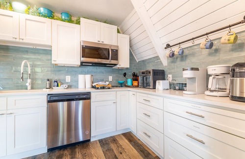 Ashley Oaks Ski Chalet | Modern Lakeside Chalet - Large Deck - Pontoon Rentals - BBQ Grill - Boat Slip