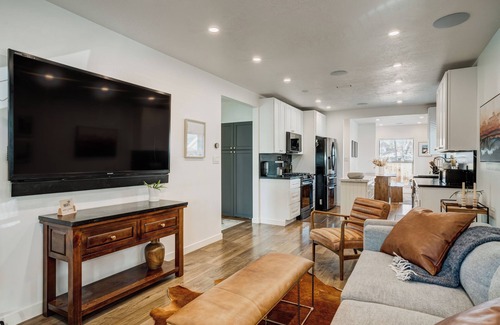 Central City House | Modern Liberty Park 4BR Home with fast WIFI nice Hot tub and Tesla EV Charger
