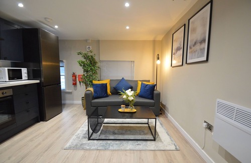 Everton Apartment | Modern Liverpool City-Center Flat with Parking