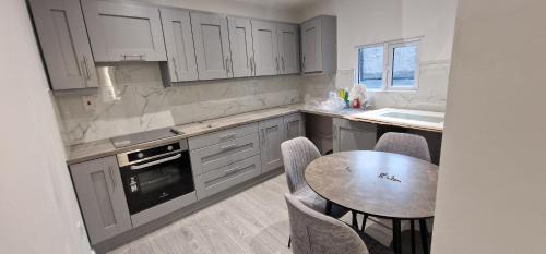 Leinster Apartment | Modern Living apartment