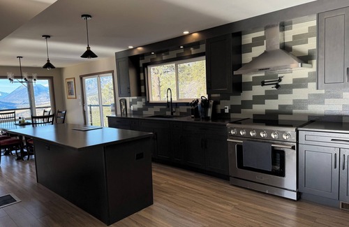 Vancouver Coast House | Modern living with mountain views
