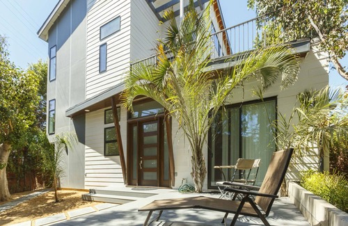 Venice House | Modern Loft Rooftop Deck Venice Beach Studio Bedroom Apts by RedAwning