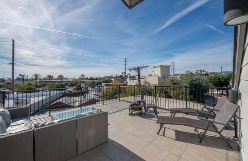 Venice House | Modern Loft Rooftop Deck Venice Beach Studio Bedroom Apts by RedAwning