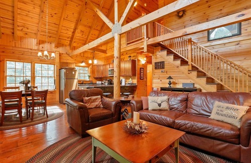 Hancock Cabin | Modern Log Cabin, Great for Families - Close to Many Attractions! Game Room!