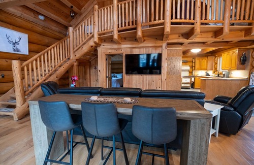 Alban Cabin | Modern Log Cabin Retreat! Perfect for nature getaways in the French River.