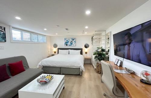 Bathurst Manor House | Modern Lux Family Rooms - KingBed - Near Sheppard W Station Toronto