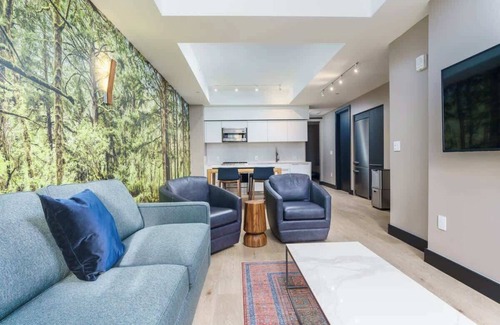 Berkeley Hotel | Modern & Luxe Flat on Trendy Tennyson Street