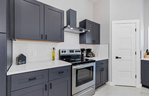 Alamo Heights House | Modern Luxe Retreat|Sleeps 12|Alamo Heights