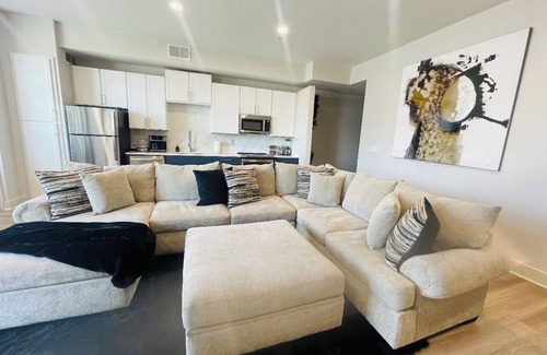Deep Ellum Apartment | Modern & Luxurious Cozy Downtown City View Getaway