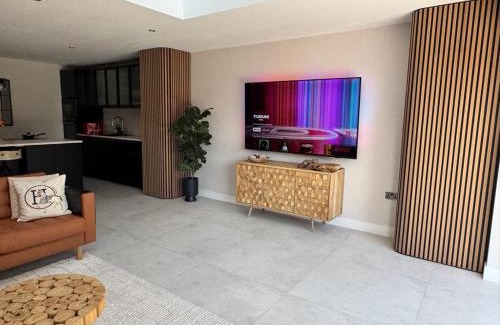 Watford House | Modern Luxury Home with Spacious Garden close to Warner Bros Studio