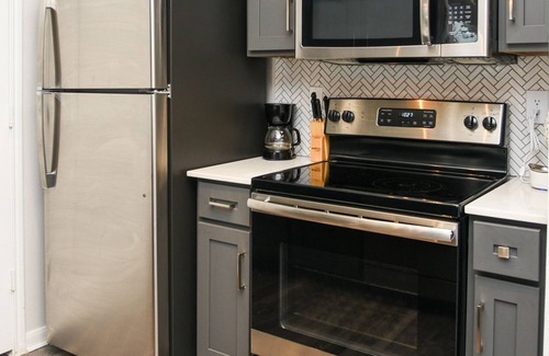 Braeswood Place Apartment | Modern Luxury/NRG/MEDICAL CENTER 2 Bed 2 Bath KING Beds