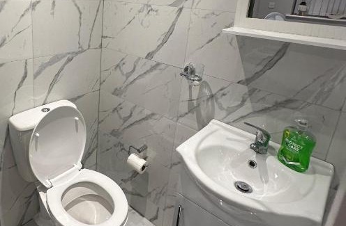 Luton Apartment | Modern Luxury Private Detached 1 Double Bedroom Studio Apartment - Super Fast Wifi