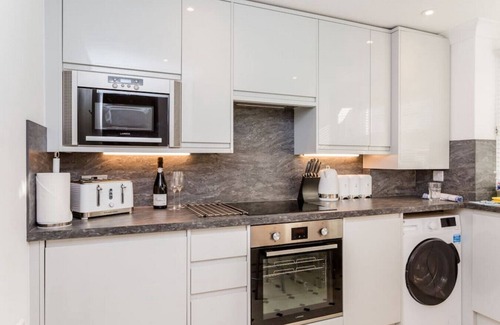 Montpelier House | Modern Mews House City Centre location with free parking and outdoor space