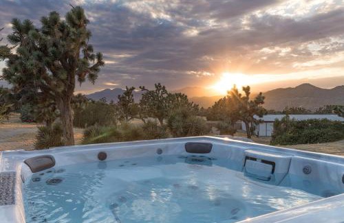 Yucca Valley House | Modern Mosaics- Joshua Tree Chef Home On Hill Spa
