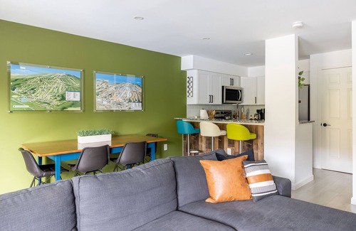 West Dover House | Modern Mount Snow Gnarvana - Balcony, Loft, Pet-Friendly, Walk to Hiking