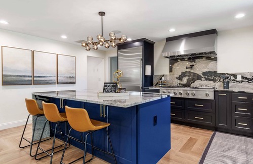 Renton House | Modern Mountain View Getaway w| Huge Outdoor Space