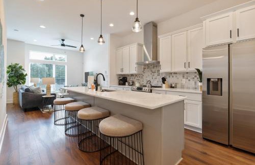 Hadley - Washington Apartment | Modern Music City Terrace Getaway