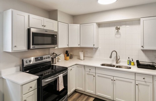 Russell Apartment | Modern new Apt just 1/2 mile to DT Libertyville!