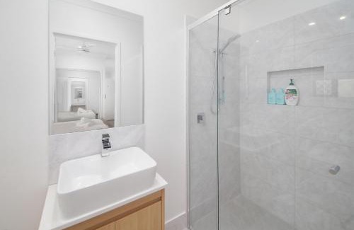 Kuraby House | Modern New-Build Cozy Home Studio with Free Parking