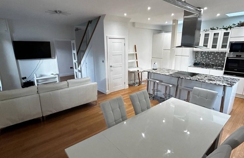 Brixton House | Modern, New Contemporary London House! Near Bus Stop and Train Station!