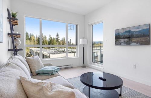 District of North Vancouver Apartment | Modern North Shore Nest with Balcony