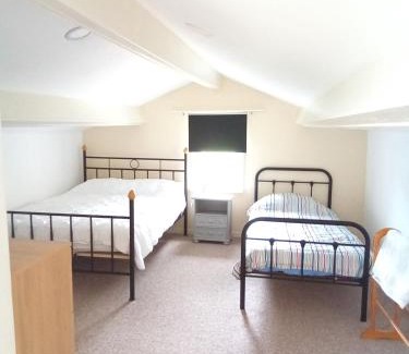 Saint-Mande-sur-Bredoire Ski Chalet | Modern one bedroom cottage
