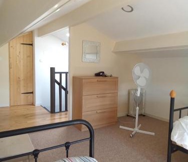 Saint-Mande-sur-Bredoire Ski Chalet | Modern one bedroom cottage