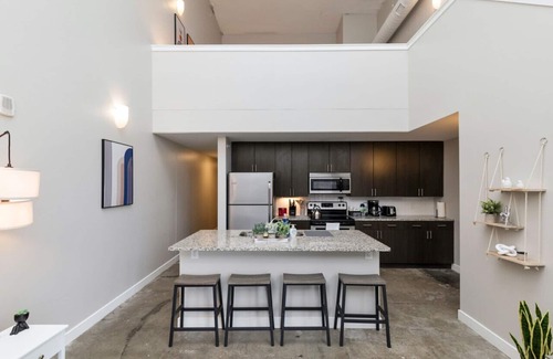 Downtown Des Moines Apartment | Modern Oasis: 2-Story Loft, 2bd/2bth Downtown
