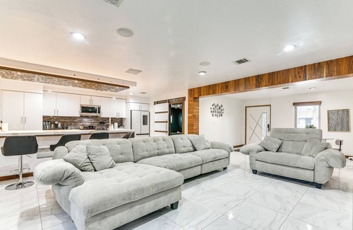 Southbelt/Ellington House | Modern Oasis w/Outdoor Lounge in Houston!