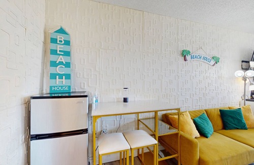 East Daytona Condo | Modern oceanview condo with a kitchenette, balcony and beach access